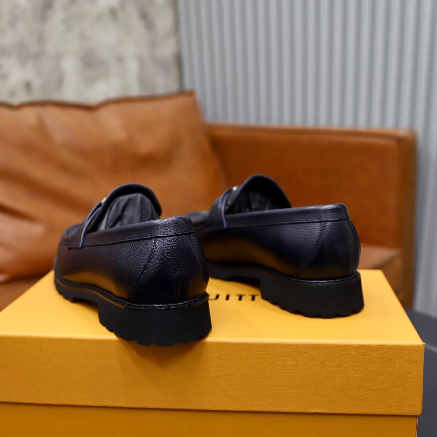 Ex-factory price: 600💰Louis Vuitton LV men's classic Oxford shoes, men's business formal boutique leather shoes, classic style, almond kernel exquisite toe, ultimate art, the whole shoe is made of imported cow leather (open edge beads), carefully selected, fine pores, excellent gloss, soft texture, strong toughness, durable and not easy to deform, apricot fetal cowhide leather lining, soft and comfortable, sweat-absorbent and breathable. Foam outsole, original box and dust bag packaging! Size: 38–44 (45/46 customized)